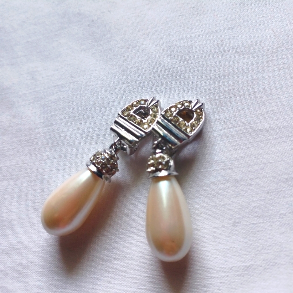Clip earrings in pearl, crystal and silver. 2 inches long.